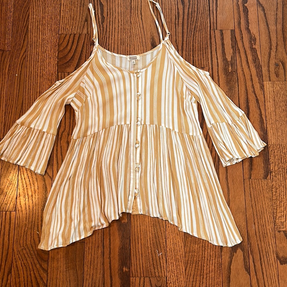 Gimmicks size small cold shoulder shirt